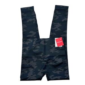 SPANX Look at Me‎ Now Seamless Leggings Black Camo - Size M NWT